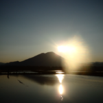 夕日の沈む岩手山へバイクで走る