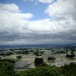 初夏の花巻市の田園地帯を見下ろす高台へ